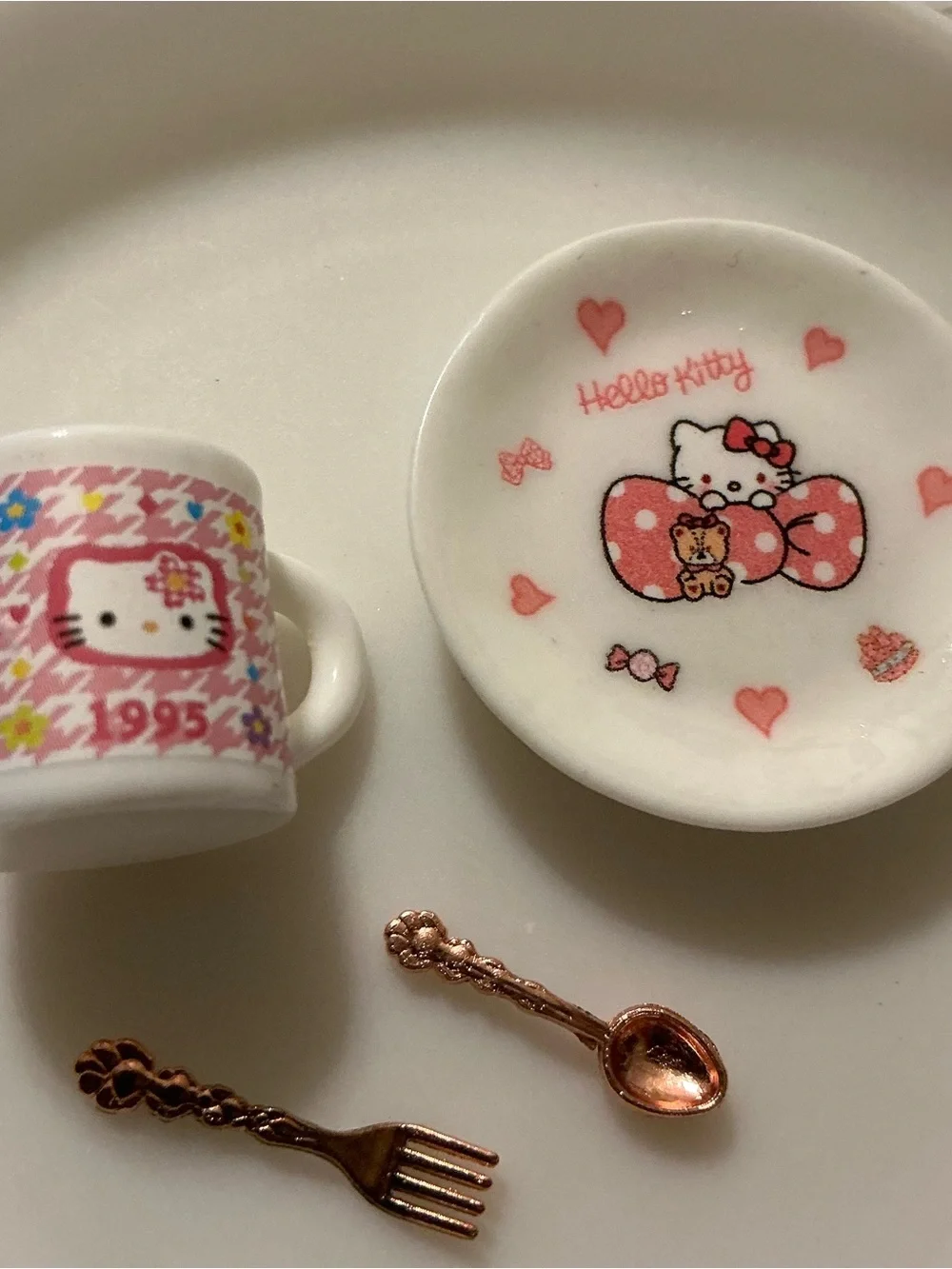 Mini kitty with bow plate, mug, utensils dollhouse accessories